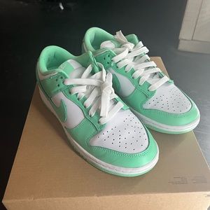 Women’s Nike low dunks worn once!